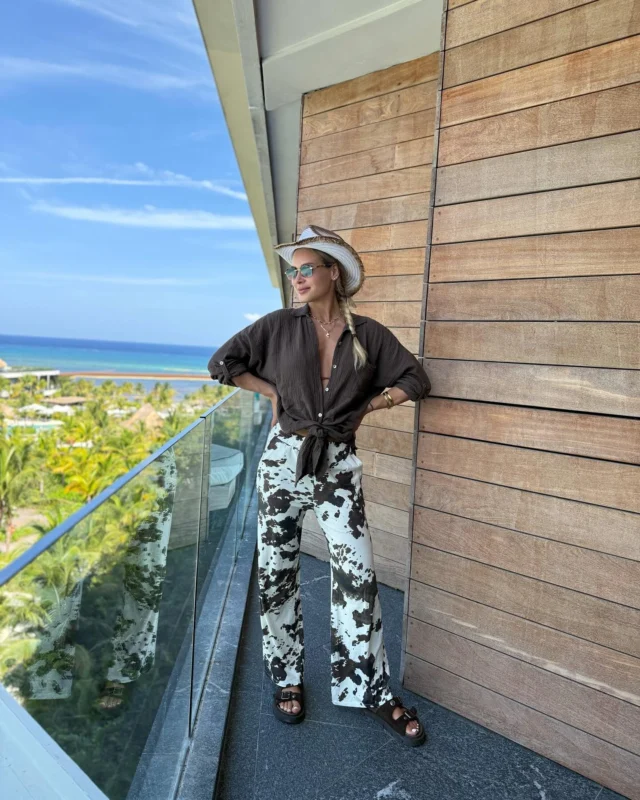 Modeliukas @paulinavysn siunčia linkėjimus iš Meksikos 😍 Paulina vilki cow naujos kolekcijos kelnes ir yra priderinos muslino medžiagos marškinėlius - tikrai COWBOY vib’o derinys! 🤠

#drabužiai #atostogos #deriniai #stilius