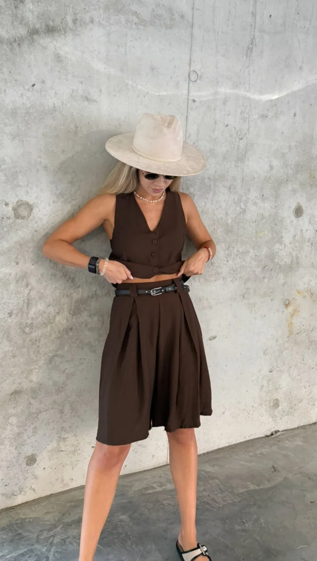 Nuostabūs kostiumėliai su viskoze 🥰 Liemenė, šortai su dirželiu.

Kaina su nuolaida tik 30€

#drabuziai #rūbai #deriniai